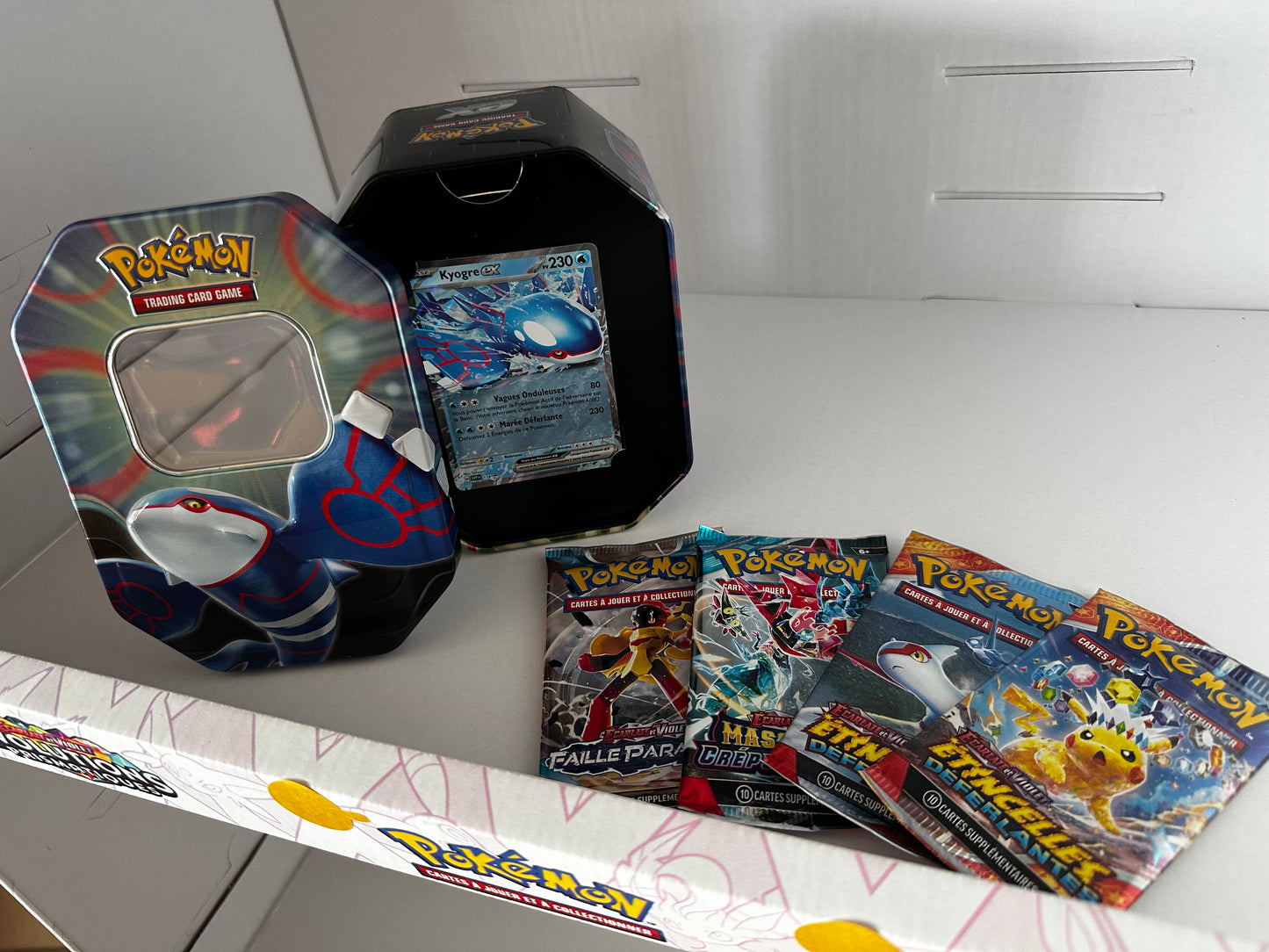 Coffret Tin Metal - Rentrée 2025 - 4 Boosters + 1 Carte PROMO