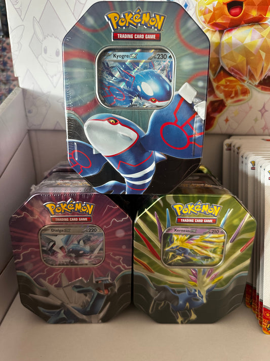 Coffret Tin Metal - Rentrée  2025 - 4 Boosters + 1 Carte PROMO