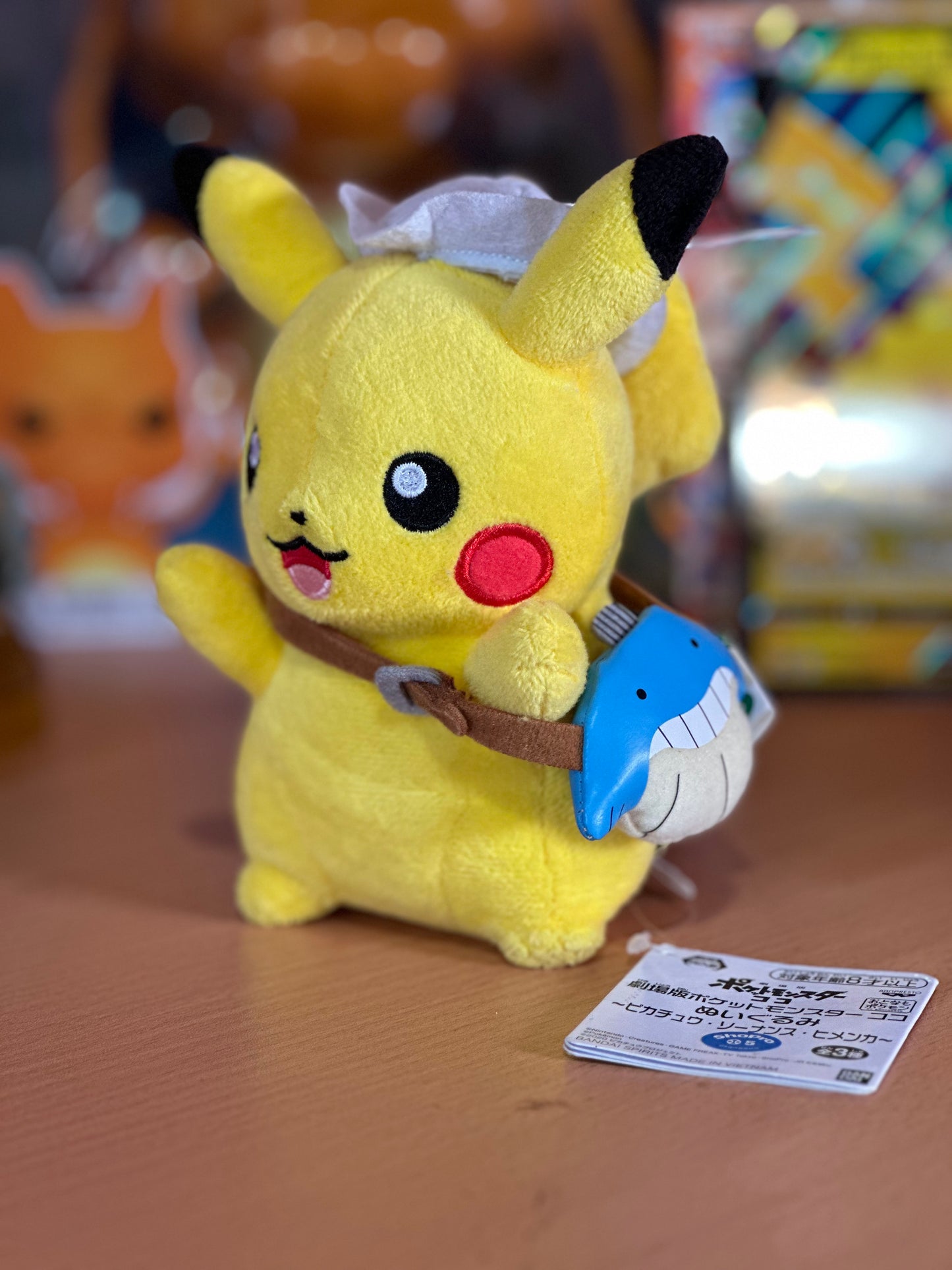 [ GOODIES -  PELUCHE ] Peluche Pikachu aventurier env. 15cm